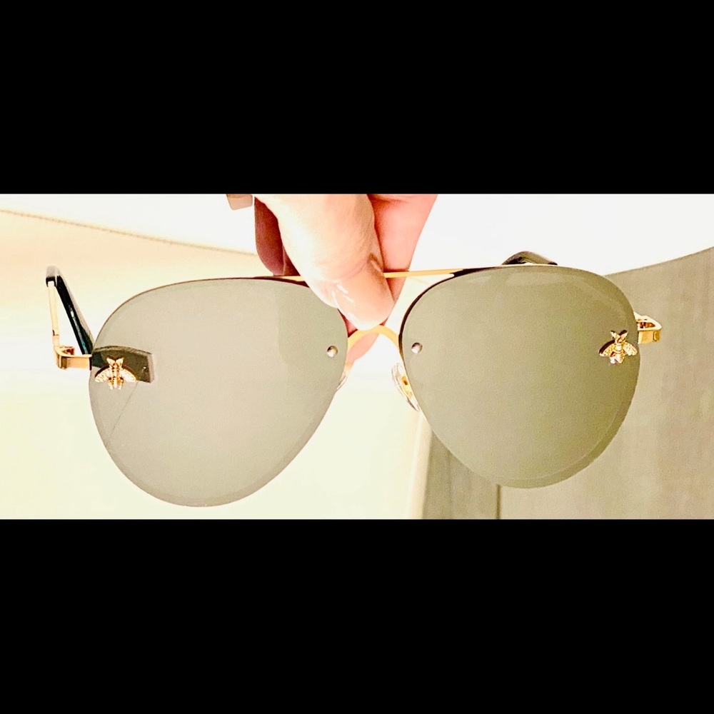 Beautiful Round Metal Sunglasses w/ Silver lenses.
Ships out next business day!